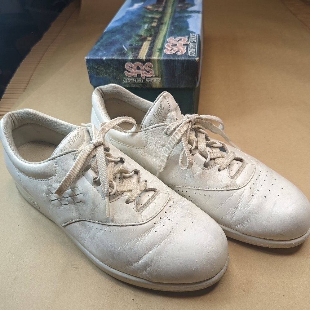 SAS "Freetime" women's sz 11S white leather sneakers.
